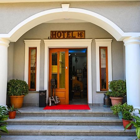 Hotel Epoka Шкодер Экстерьер фото
